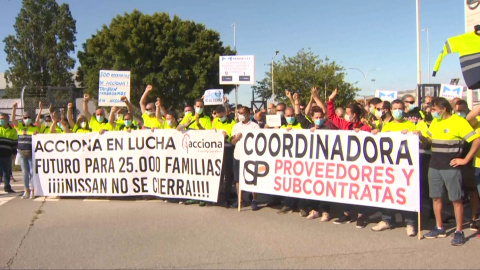 Unos 500 trabajadores de empresas auxiliares de Nissan rodean la planta de Zona Franca
