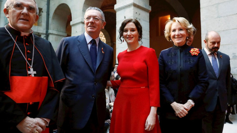 GRAF1433. MADRID, 02/12/2019.- La presidenta de la Comunidad de Madrid, Isabel Díaz Ayuso (c), junto a los expresidentes de la Comunidad Alberto Ruíz Galardón (2i) y Esperanza Aguirre (d) este lunes, durante su primer acto institucional con