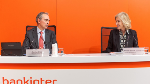 La consejera delegada de Bankinter, María Dolores Dancausa (d), y el director Financiero, Jacobo Díaz (i), en la presentación de los resultados anuales de 2021 de la entidad.