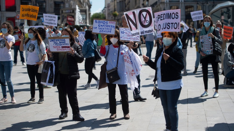 Varios enfermeros y enfermeras se concentran en la Puerta del Sol con motivo del Día Internacional de la Enfermería, a 12 de mayo de 2021.