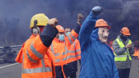 Trabajadores de Alcoa San Cibrao cortan con una barricada la autovía AG-64