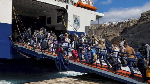 Turistas frente al Partenón, en Atenas, Grecia.-NICOLAS ECONOMOU/NURPHOTO/AFP