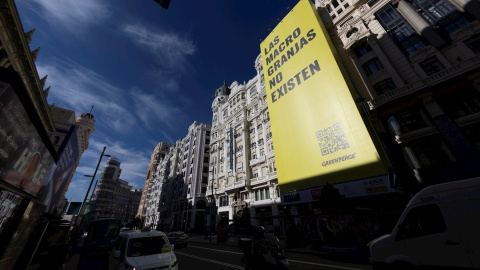 Greenpeace cuelga un cartel gigante en Madrid a favor del cierre de macrogranjas