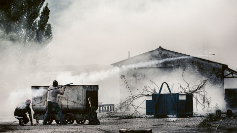 Un par de mineros lanzando unos 'voladores' (cohetes pirotécnicos) contra la Guardia Civil en Pozu Sotón, San Martín del Rey Aurelio, cuencas mineras, 2012.- JOSÉ COLÓN