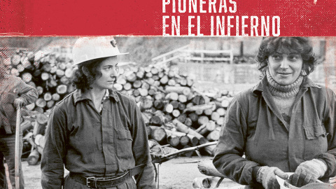 Dos de las mujeres que accedieron a un puesto de trabajo como peonas en el Pozu Monsacro de Hunosa y que aseguraban estar dispuesta a luchar por conseguir un trabajo en el interior de la mina.- EFE / J.L. CEREJIDO