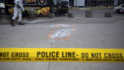 Flores y mensajes de amor en el primer aniversario de la matanza de Toronto.- NURPHOTO VIA AFP