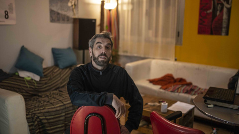 Daniel García, de 45 años, en el piso de la Sareb que ocupa en Vallecas gracias a la Obra Social la PAH.