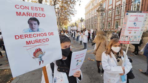 Convocados por sindicatos de Sacyl, profesionales de la sanidad se manifiestan con pancartas reivindicativas en protesta por el decreto publicado por la Junta sobre sus condiciones laborales, en Valladolid, Castilla y León (España), a 19 de