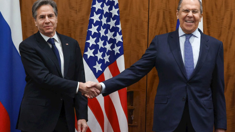 Una foto proporcionada por el servicio de prensa del Ministerio de Relaciones Exteriores de Rusia muestra al Secretario de Estado de los Estados Unidos, Antony Blinken (izq.), y al Ministro de Relaciones Exteriores de Rusia, Sergei Lavrov (