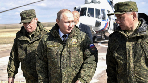 El presidente ruso Vladimir Putin (C), el ministro de Defensa ruso Sergey Shoygu (R) y el jefe ruso del Estado Mayor General de las Fuerzas Armadas, y el primer viceministro de Defensa Valery Gerasimov, llegan para supervisar ejercicios mil