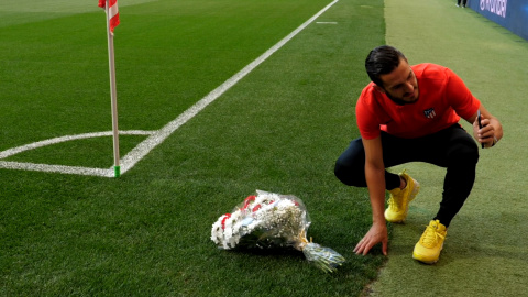 Koke coloca el ramo de flores en honor a Pantic en el córner