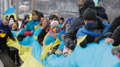 Los ucranianos forman una cadena simbólica a través de un puente, uniendo las orillas izquierda y derecha del río Dniéper en Kiev.