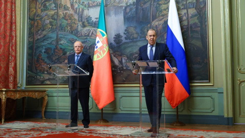 El Ministro de Relaciones Exteriores de Rusia, Sergey Lavrov, y el Ministro de Relaciones Exteriores de Portugal, Augusto Santos Silva (no en la foto), asisten a una conferencia de prensa conjunta después de su reunión.