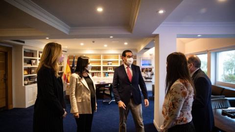 La presidenta nacional de Cs, Inés Arrimadas, la secretaria general, Marina Bravo, y la diputada y portavoz económica, María Muñoz, reunidas con el presidente de ATA, Lorenzo Amor, y el presidente de la CEOE, Antonio Garamendi.