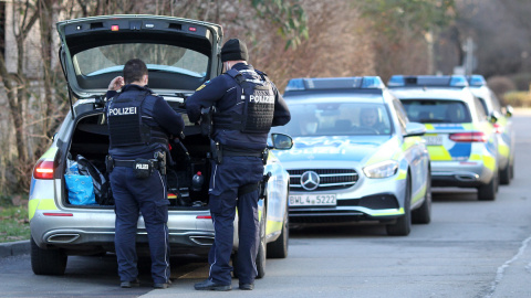 Varios agentes llegan al complejo de la Universidad de Heidelberg, en el suroeste de Alemania, después del ataque perpetrado por un hombre armado el 24 de enero de 2022.