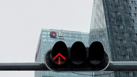 El logo de China Evergrande Group aparece parcialmente retirado de la que era su sede en Shenzhen, provincia de Guangdong, de la que ha tenido que desprenderse por sus elevadas deudas.