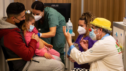 Los payasos de Sonrisa Médica han acompañado a las familias que se vacunaran este pasado fin de semana en el Espai Francesc Quetglas (Mallorca).