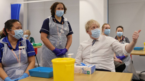 Boris Johnson durante su visita al centro de vacunación ubicado en el hospital Milton Keynes de Londres este lunes 24 de enero de 2022.