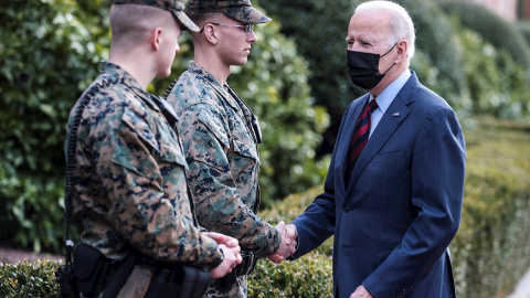 El presidente de los Estados Unidos, Joe Biden, saluda a los infantes de marina fuera del Cuartel de la Marina mientras realiza una caminata sorpresa por el Barracks Row en Washington, DC, EE. UU., el 25 de enero de 2022.