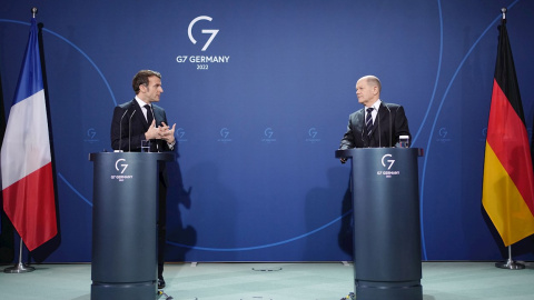 El canciller alemán Olaf Scholz y el presidente francés Emmanuel Macron celebran una conferencia de prensa conjunta antes de su reunión en Berlín, Alemania, el 25 de enero de 2022. La reunión se centrará en la presidencia francesa del Conse