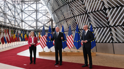 ARCHIVO. La presidenta de la Comisión Europea, Ursula von der Leyen, el presidente de los EE. UU., Joe Biden, y el presidente del Consejo Europeo, Charles Michel, llegan a una conferencia de prensa.