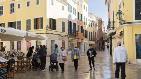 Varias personas pasean por el centro de Menorca, a 28 de enero de 2021.