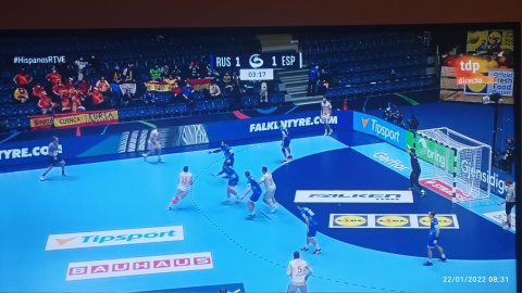 Momento en que el agente de Seguridad del Campeonato europeo de Balonmano requiere a Ernesto para que retire la bandera republicana, el pasado 21 de enero.