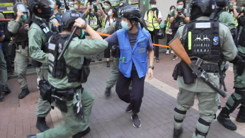 Policía bloquea las calles en Hong Kong por la protesta contra la Ley de Seguridad Nacional