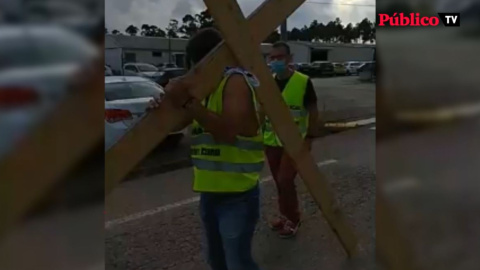 Trabajadores de Alcoa, 'crucificados' como protesta por su calvario