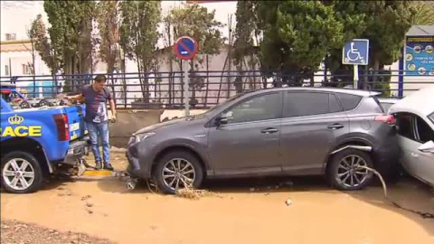 Coches amontonados en el barro en San José (Almería) a causa de las inundaciones 