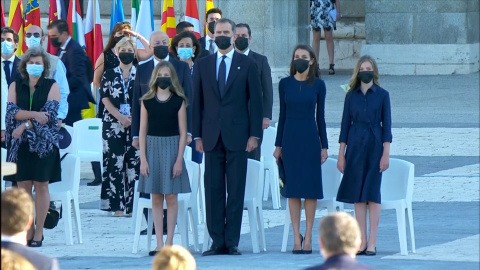 Los Reyes rinden homenaje junto a sus hijas a las víctimas del Covid-19