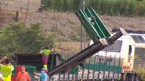 Retiran los últimos trozos del tren descarrilado en el río Sil