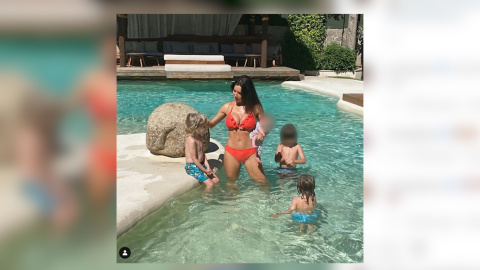 Pilar Rubio disfruta de la piscina junto a sus cuatro hijos