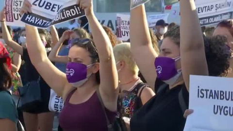 Las mujeres toman las calles de Estambul 