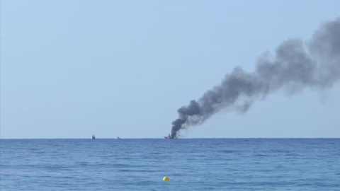  Salvamento Marítimo rescata a cuatro pescadores tras incendiarse un barco en El Campello (Alicante)