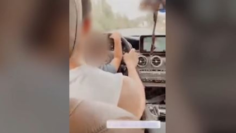 Cazados con su hijo de tres años al volante