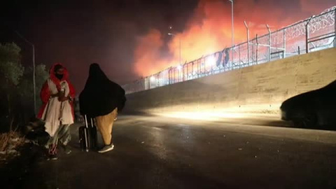 El fuego devora el campo de refugiados de Moria en Grecia 