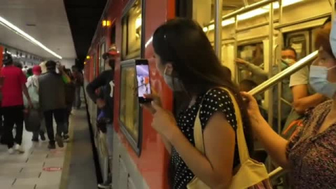 Activistas procannabis protestan en México por la campaña de rastreo con perros en el metro