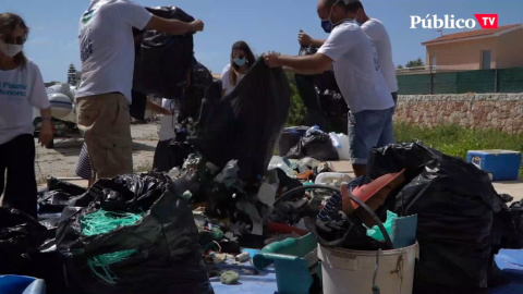 30 voluntarios recogen 330 kg de plásticos en Menorca