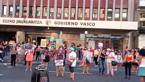 Sindicatos vascos se concentran por una vuelta segura a clase