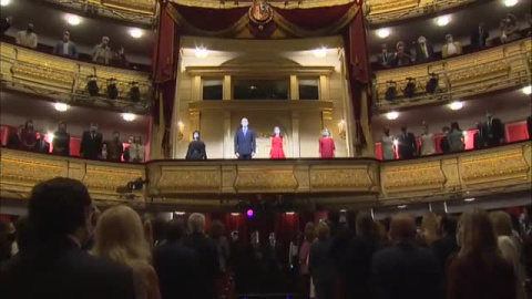 Los Reyes presiden la inauguración de la temporada de Ópera en el Teatro Real de Madrid