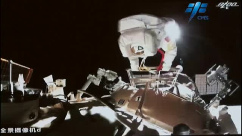 Wang Yaping se convierte en la primera mujer china en caminar por el espacio