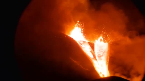 El terremoto de mayor magnitud y nuevos desbordamientos de lava cuando se cumplen dos meses de la erupción