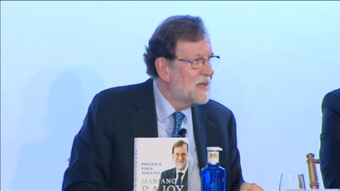 Rajoy: "Defiendo a la monarquía y al rey Juan Carlos, atropellado injustamente en este país"