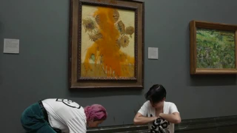 Dos manifestantes contra el cambio climático lanzan tomate a "Girasoles" de Van Gogh