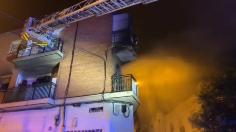 Un incendio calcina por completo una vivienda del barrio madrileño de Vallecas