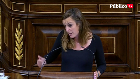 Mireia Vehí, al ser interrumpida por el murmullo constante desde la bancada de la derecha: "Son un poco pesados. Si no quieren estar aquí, se van"