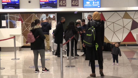 Alivio en Casablanca entre los pasajeros del primer avión de regreso a España