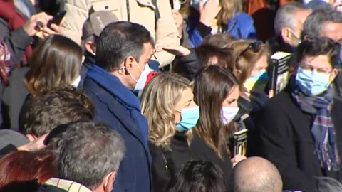 Último adiós a Almudena Grandes rodeada de libros y de flores