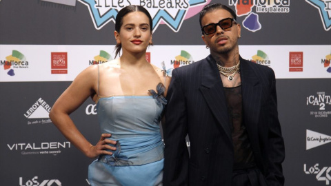 Los cantantes Rosalía y Rauw Alejandro, posan en el photocall de los 40 Music Awards 2021 en el Velèdrom de Palma, a 12 de noviembre de 2021, en Palma de Mallorca, Mallorca, Baleares (España). Isaac Buj / Europa Press (Foto de ARCHIVO)